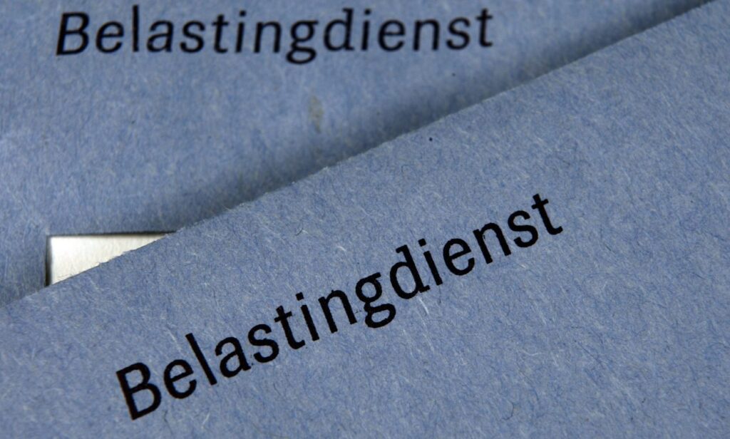 Blauwe envelop van de Belastingdienst